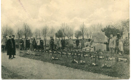 GIESSEN - CAMP De PRISONNIERS FRANCAIS - RECUEILLEMENT Devant CIMETIERE De SOLDATS En ALLEMAGNE - BEAU CLICHE EMOUVANT - - Cimiteri Militari