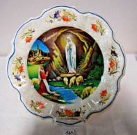 C165 Assiette à Suspendre - Souvenir De Lourdes - Plastique - Oggetti 'Ricordo Di'