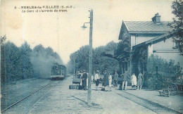 NESLES LA VALLÉE La Gare Et L'arrivée Du Train - Nesles-la-Vallée