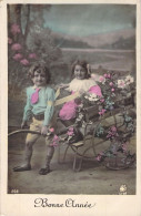 NOUVEL AN - Bonne Année - Enfants Et Charette De Fleurs - Carte Postale Ancienne - Nouvel An