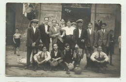 RAGAZZI CON PALLONE E SCARPETTE DA CALCIO - FOTOGRAFICA - NV FP - Fotografie