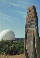 PLEUMEUR BODOU - LE MENHIR COMMEMORATIF ET LE RADOME - Pleumeur-Bodou