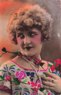 FÊTES ET VOEUX - Anniversaire - Une Femme Avec Un Collier En Perle Tenant Une Fleur - Colorisé - Carte Postale Ancienne - Anniversaire