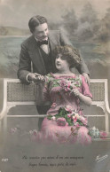 COUPLE - Ne Souriez Pas Ainsi D'un Air Narquois - Femme Assise Sur Un Banc - Bouquet De Fleurs - Carte Postale Ancienne - Parejas