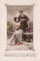 COUPLE - Nous Vivons Tous Les Deux Dans Un Parfait Bonheur - Femme Assise Sur Un Banc - Cour - Carte Postale Ancienne - Paare