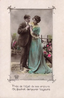 COUPLE - Près De L'objet De Ses Amours - Syla - Femme Avec Une Robe Longue - Colorisé - Carte Postale Ancienne - Parejas
