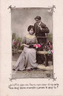COUPLE - Je T'offre Avec Ces Fleurs Mon Coeur Et Ma Vertu - Syla - Femme Sur Un Banc - Colorisé - Carte Postale Ancienne - Paare