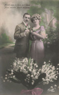 COUPLE - Avant Que La Fleur Soit Fanée - Bouquet De Fleur - Couple Debout Côtes à Côtes - Carte Postale Ancienne - Couples