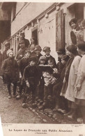 ENFANTS - La Leçon De Français Aux Petits Alsaciens - Groupes D'enfants Et De Personnes - Carte Postale Ancienne - Grupo De Niños Y Familias