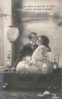 COUPLE - Je T'aime, à Quoi Bon Le Redire - Homme Embrassant La Joue De Sa Femme - Lanternes - Carte Postale Ancienne - Couples