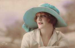 FANTAISIES - Une Femme Souriante Avec Un Grand Chapeau - Colorisé - Carte Postale Ancienne - Women