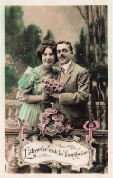 COUPLE - L'amour Est Le Bonheur - Couple Sur Une Terrasse Avec Un Bouquet De Fleurs - Carte Postale Ancienne - Malerei & Gemälde