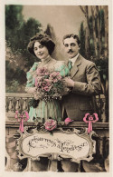 COUPLE - Charmes Et Tendresse - Couple Sur Une Terrasse Avec Un Bouquet De Fleurs - Carte Postale Ancienne - Couples