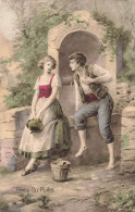 COUPLE - Près Du Puits - Jeune Homme Séduisant Une Jeune Femme Puisant De L'eau - Carte Postale Ancienne - Couples