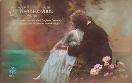COUPLE - Au Rendez Vous - Un Couple Près D'une Rivière - Colorisé - Carte Postale Ancienne - Couples
