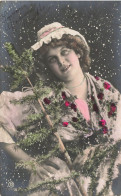 FANTAISIES - Une Femme Tenant Un Sapin De Noël - Colorisé - Carte Postale Ancienne - Donne