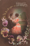 COUPLE - Ma Pensée à La Tienne - Une Femme Assise Sur Les Genoux De Son Mari - Colorisé - Carte Postale Ancienne - Paare