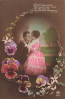 COUPLE - Qu'une Même Pensée - Une Femme Assise Sur Les Genoux De Son Mari - Colorisé - Carte Postale Ancienne - Paare
