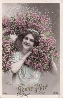 COUPLE - Bonne Fête - Sazerac - Iris - Femme Avec Une Multitude De Fleurs - Colorisé - Carte Postale Ancienne - Couples