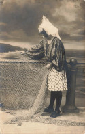 FANTAISIES - Une Femme Tenant Un Filet - Carte Postale Ancienne - Femmes