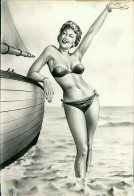 PIN-UP RISQUE BEAUTY IN BIKINI - HUMORISTIC POSTCARD - 1950s  (TEM426) - Pin-Ups