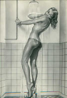 PIN-UP RISQUE NAKED / NUDE / NU BEAUTY UNDER THE SHOWER - HUMORISTIC POSTCARD - 1950s  (TEM427) - Pin-Ups