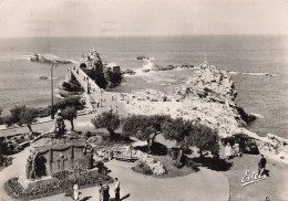 FRANCE - Biarritz - Le Rocher De La Vierge Et Le Monument Des Morts - Carte Postale - Biarritz