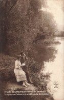 COUPLE - A L'aube De L'amour Toute Femme Est Heureuse - Couple Au Bord D'un Lac - A NOYER - Carte Postale Ancienne - Couples