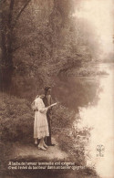 COUPLE -A L'aube De L'amour La Minute Est Exquise - Couple Au Bord D'un Lac - A NOYER - Carte Postale Ancienne - Couples