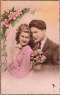 COUPLE - Un Homme Surprenant Une Femme Avec Des Fleurs - Carte Postale Ancienne - Paare