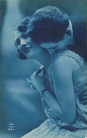 COUPLE - Un Homme Embrassant Tendrement La Nuque De Sa Compagne - Carte Postale Ancienne - Couples