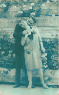 COUPLE - Baiser Dans La Nuque - Jardin - Carte Postale Ancienne - Paare