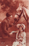 COUPLE - Un Couple Avec Un Cheval - Femme Assise Sur Un Banc - Lucia - Carte Postale Ancienne - Couples