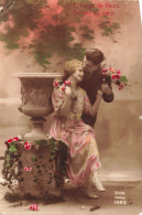 COUPLE - Echange De Fleurs - Un Couple Plein D'une Fontaine - Colorisé - Carte Postale Ancienne - Couples