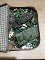 Lot De Dinky Toys Militaria Et Petits Soldats - Chars