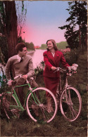 COUPLE -Un Couple Lors D'une Ballade En Vélo - Colorisé - Carte Postale - Couples