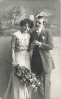 COUPLE - Un Couple Avec Un Bouquet De Fleurs - Carte Postale Ancienne - Paare