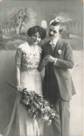 COUPLE - Un Couple Avec Un Bouquet De Fleurs - Carte Postale Ancienne - Couples