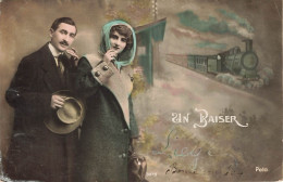 COUPLES - Un Baiser - Couple Attendant Le Train - Carte Postale Ancienne - Paare