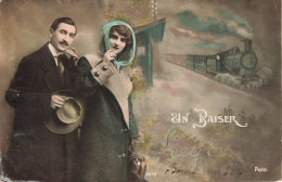 COUPLES - Un Baiser - Couple Attendant Le Train - Carte Postale Ancienne - Couples