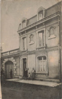 ENFANTS - Un Enfant Attendant Avec Sa Mère Au Pas De La Porte - Carte Postale Ancienne - Children And Family Groups