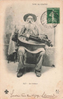 FOLKLORE - Type Du Centre - Un Vielleur Assis - Carte Postale Ancienne - Musik