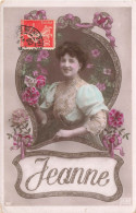 FANTAISIES - Une Femme Entourée De Fleurs - Jeanne - Colorisé - Carte Postale Ancienne - Femmes