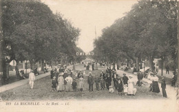 La Rochelle * Le Mail * Promeneurs - La Rochelle