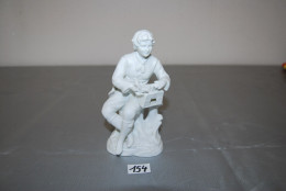 C154 Sculpture - Biscuit Pate Blanche - L'homme Au Pigeon - People