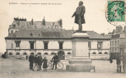 Rennes * Place * Statue Le Bastard Et Bourse Du Commerce - Rennes