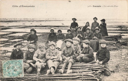 Cancale * Un Coin Du Port De La Commune * Enfants Femmes Coiffe - Cancale