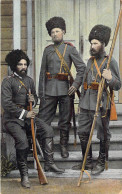 Militaria - Uniforme - Soldats Russe? - Colorisé - Fusil - Carte Postale Ancienne - Uniforms
