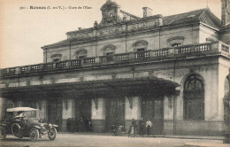 Rennes * Place Et La Gare De L'état * Ligne Chemin De Fer * Automobile Voiture Ancienne - Rennes
