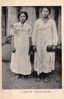 Madagascar - Nosi Be - Femmes Sakalaves -  Carte Postale Ancienne - Madagascar